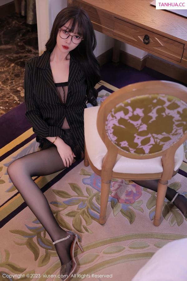 玥儿玥  [XiuRen]高清写真图 2023.05.06 No.6688 玥儿玥er 黑丝美腿第13张图片